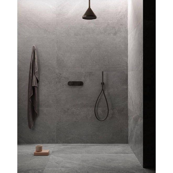 Fliese Sant Agostino Bergstone in der Farbe Dark verlegt in einer Dusche