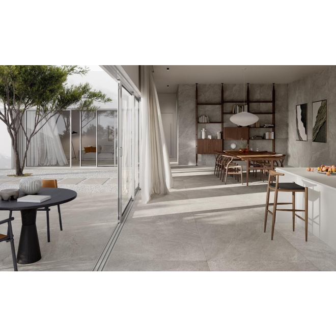 Fliese Sant Agostino Bergstone in der Farbe Grey verlegt in einem Wohnzimmer und Terasse