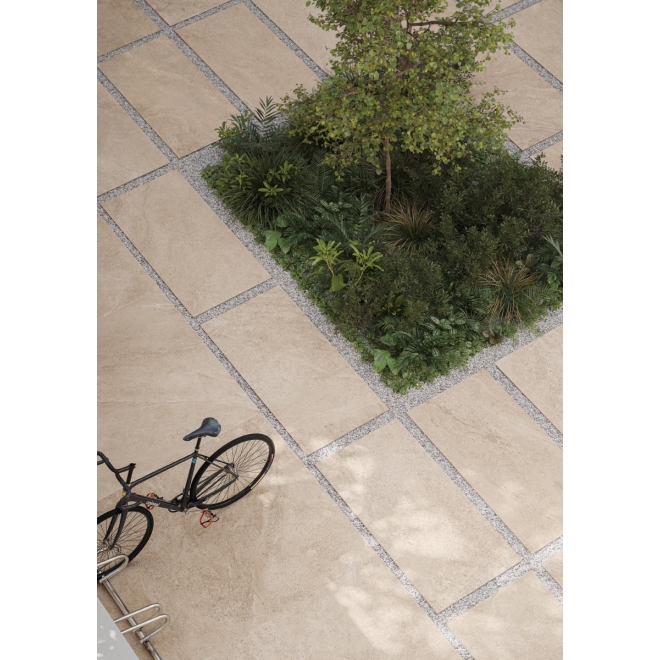 Fliese Sant Agostino Bergstone in der Farbe Ivory verlegt in einem Hof