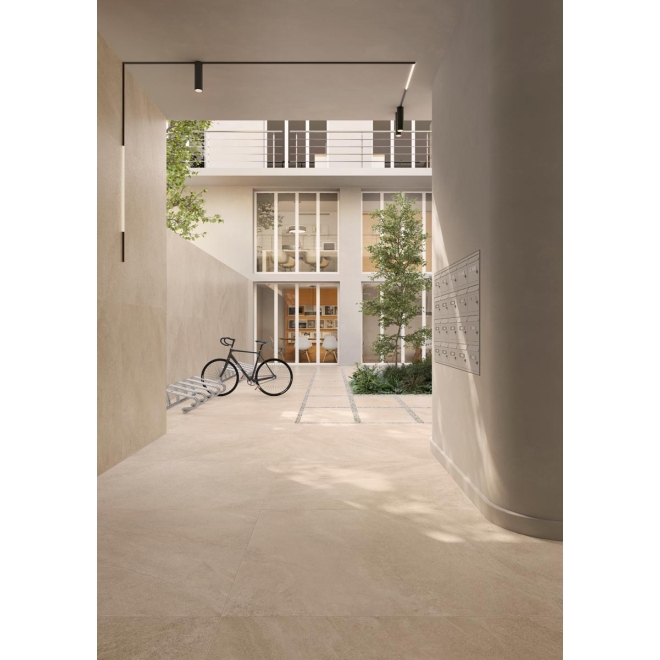 Fliese Sant Agostino Bergstone in der Farbe Ivory verlegt in einem Flur