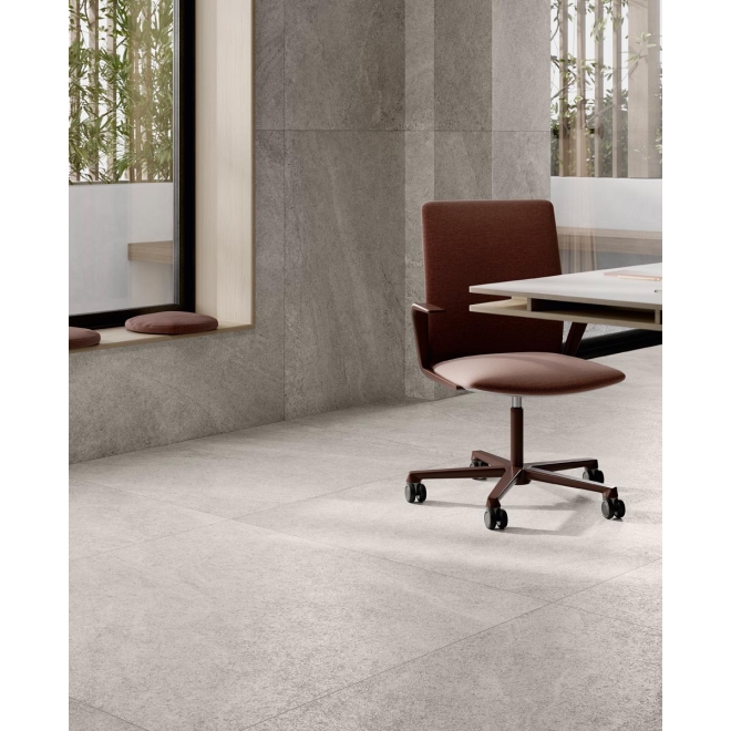 Fliese Sant Agostino Bergstone in der Farbe Light verlegt in einem Büro