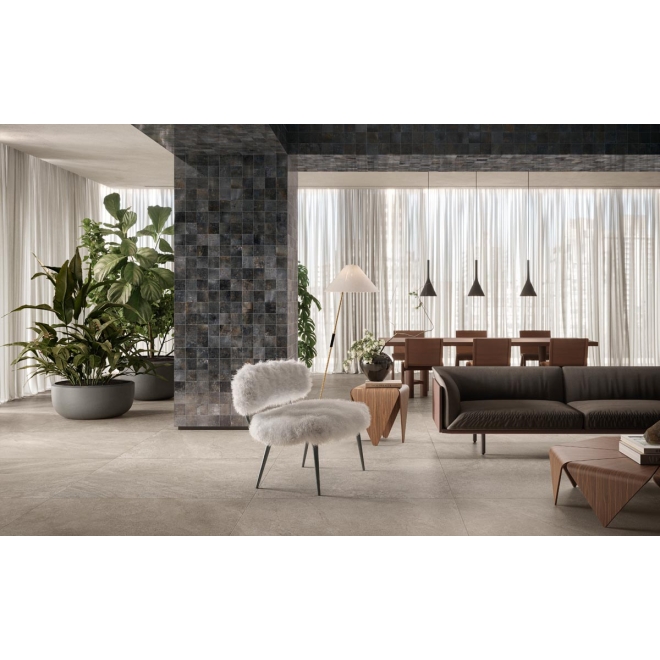 Fliese Sant Agostino Bergstone in der Farbe Sand verlegt in einem Wohnzimmer