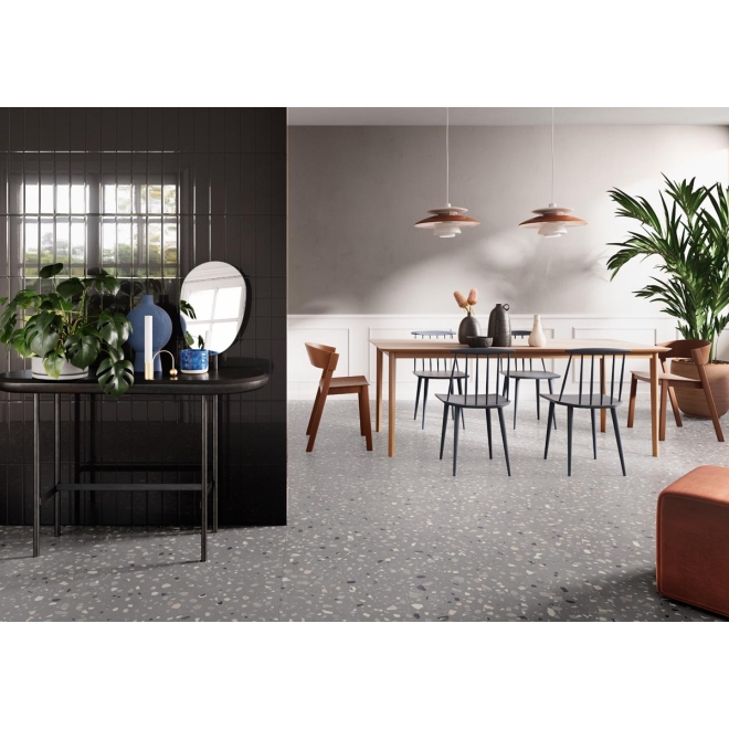 Fliese Sant Agostino Deconcrete in der Farbe De-Medium Grey verlegt in einem Esszimmer