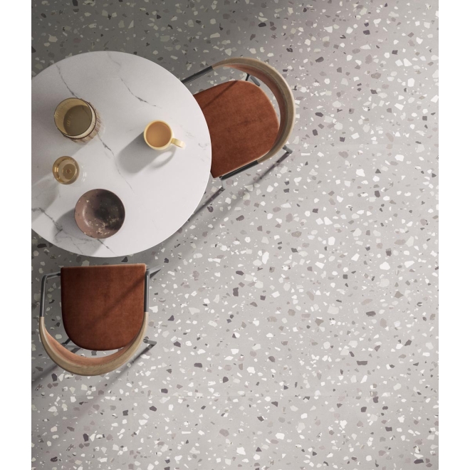 Fliese Sant Agostino Deconcrete in der Farbe De-Medium Pearl verlegt unter einem Restauranttisch