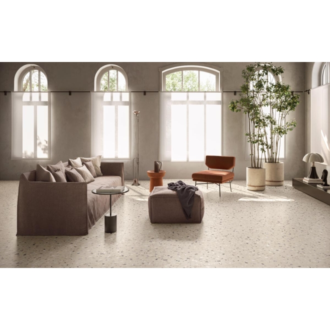 Fliese Sant Agostino Deconcrete in der Farbe De-Medium Sand verlegt in einem Wohnzimmer