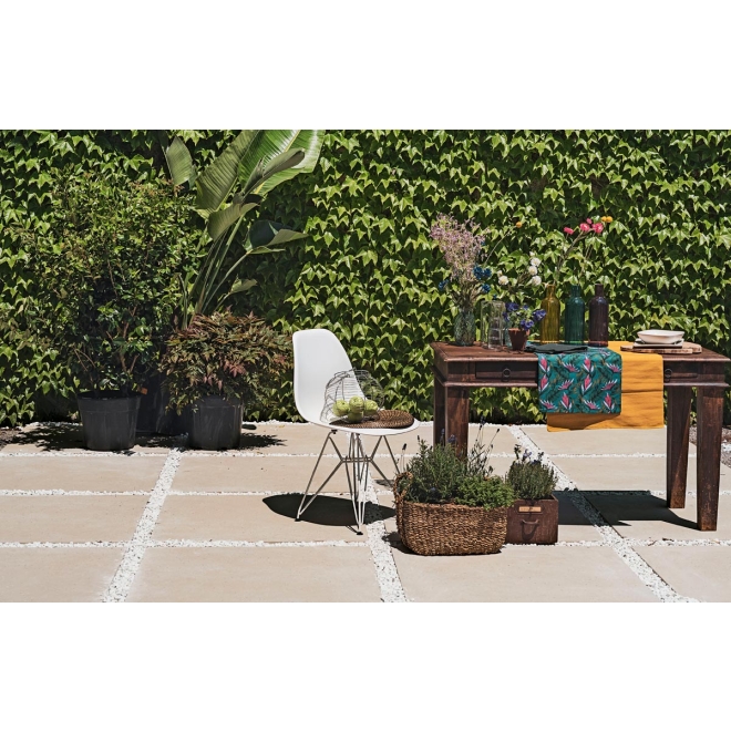 Fliese Sant Agostino Deconcrete in der Farbe De-Micro Sand verlegt auf einer Terrasse