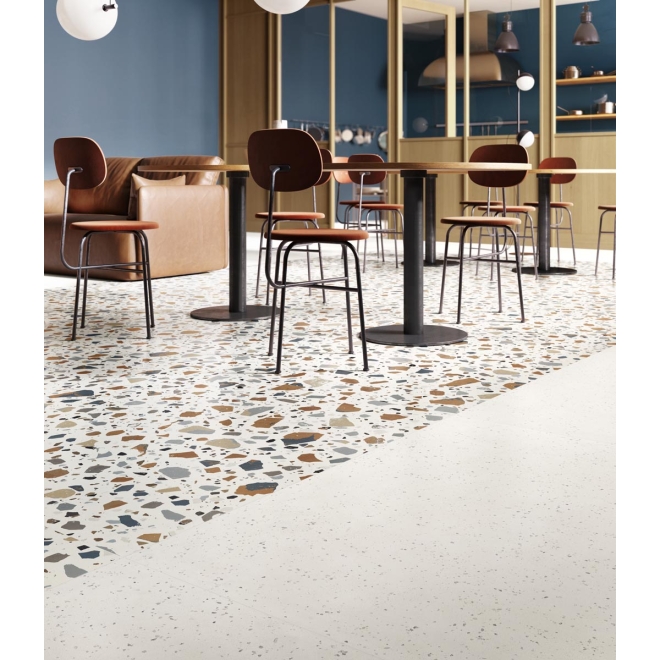 Fliese Sant Agostino Deconcrete in der Farbe De-Micro White verlegt in einem Speisesaal