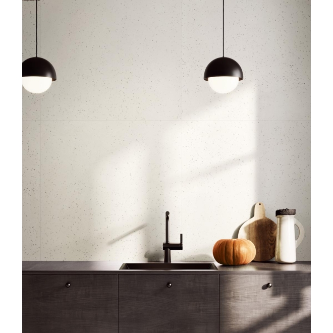 Fliese Sant Agostino Deconcrete in der Farbe De-Micro White verlegt hinter einem Spülbecken