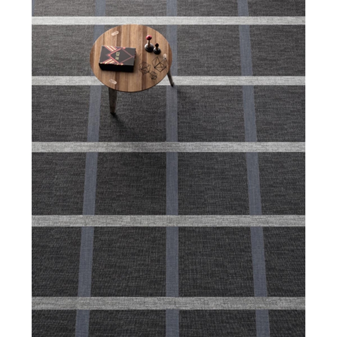 Fliese Sant Agostino Digitalart in der Farbe Denim verlegt unter einem runden Tisch