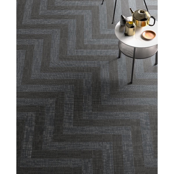 Fliese Sant Agostino Digitalart in der Farbe Denim verlegt unter einem runden Tisch