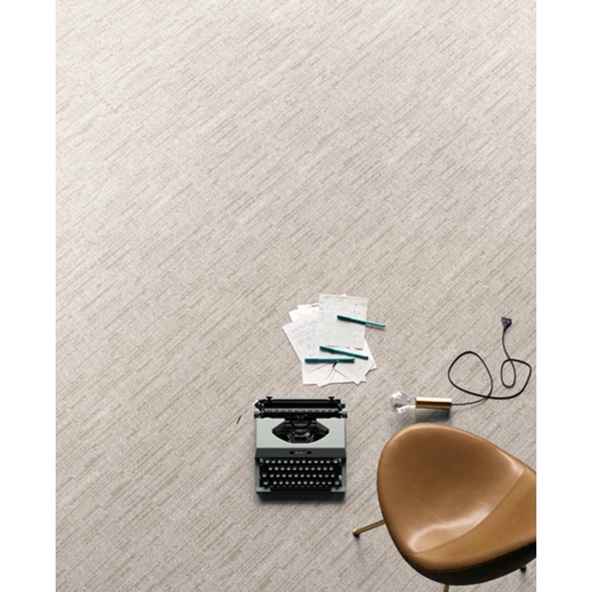 Fliese Sant Agostino Digitalart in der Farbe Ecru verlegt unter einem Stuhl und einer Schreibmaschine