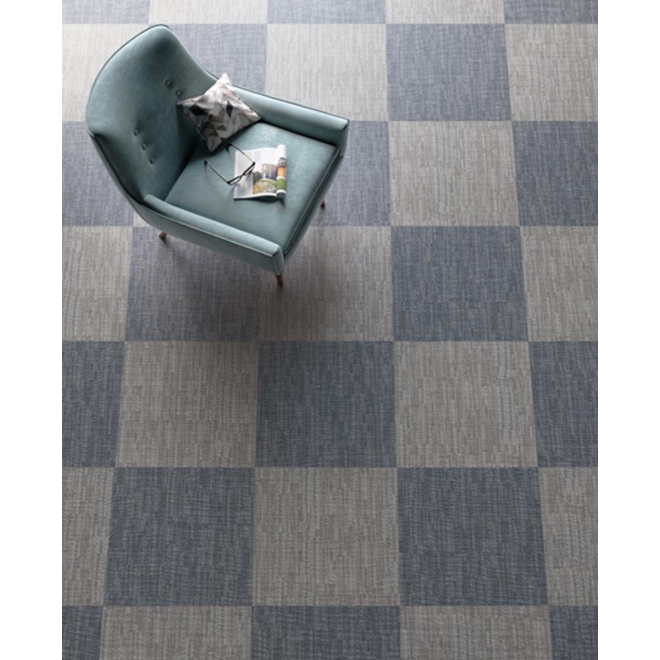 Fliese Sant Agostino Digitalart in der Farbe Denim verlegt unter einem Sessel