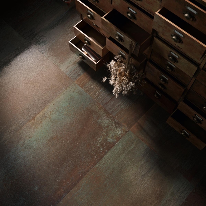 Fliese Sant Agostino Dripart in der Farbe Bronze verlegt unter einem Regal