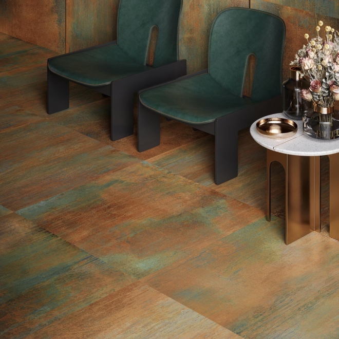 Fliese Sant Agostino Dripart in der Farbe Copper verlegt an zwei Stühlen