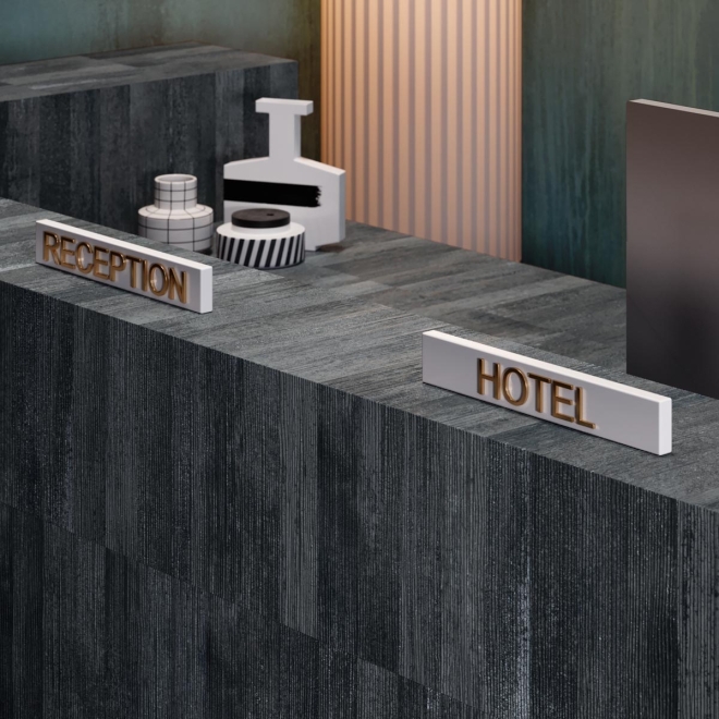 Fliese Sant Agostino Dripart in der Farbe Calamine verlegt an einer Hotelrezeption