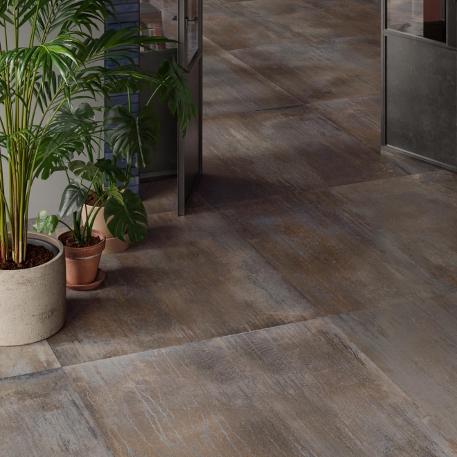 Fliese Sant Agostino Dripart in der Farbe Iron verlegt an einem Durchgang