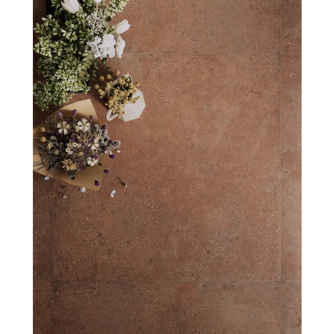 Fliese Sant Agostino Duo in der Farbe Back Cotto verlegt unter Blumen