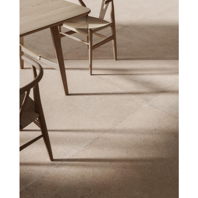 Fliese Sant Agostino Duo in der Farbe Back Sand verlegt unter einem Holztisch