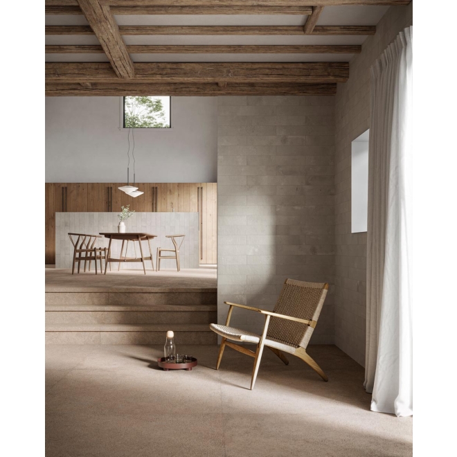 Fliese Sant Agostino Duo in der Farbe Back Sand verlegt in einem Wohnzimmer