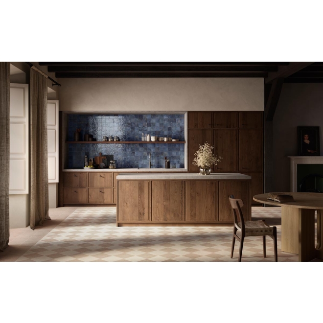 Fliese Sant Agostino Duo in der Farbe Back Sand verlegt in einer Küche