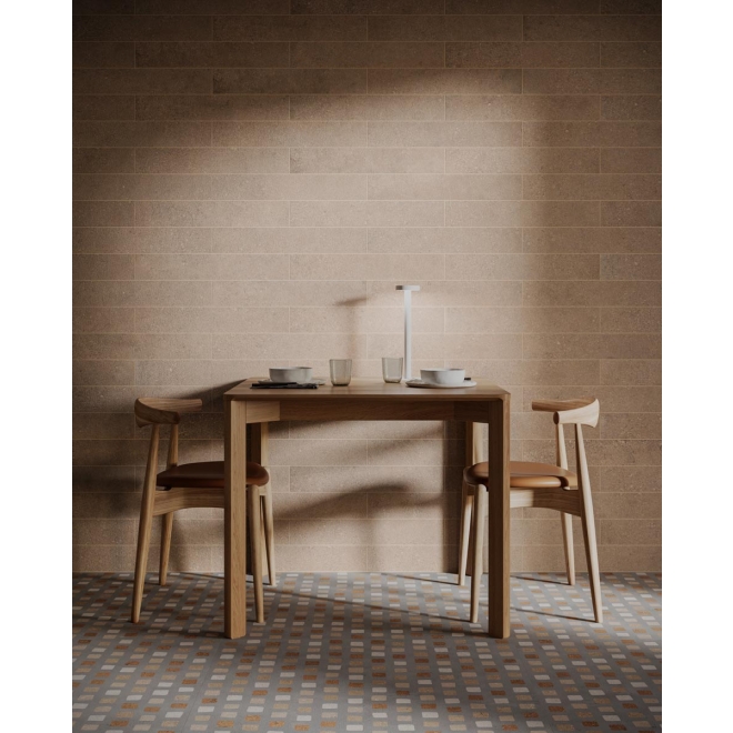 Fliese Sant Agostino Duo in der Farbe Back Sand verlegt hinter einem Esstisch