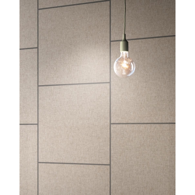 Fliese Sant Agostino Fineart in der Farbe Ecru verlegt hinter einer Glühlampe