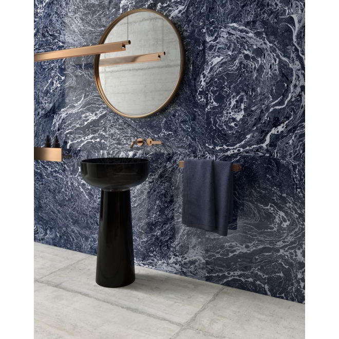 Fliese Sant Agostino Form in der Farbe Cement verlegt unter einem Waschbecken