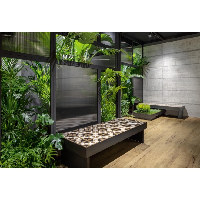 Fliese Sant Agostino Form in der Farbe Cement verlegt in einer Botanikausstellung