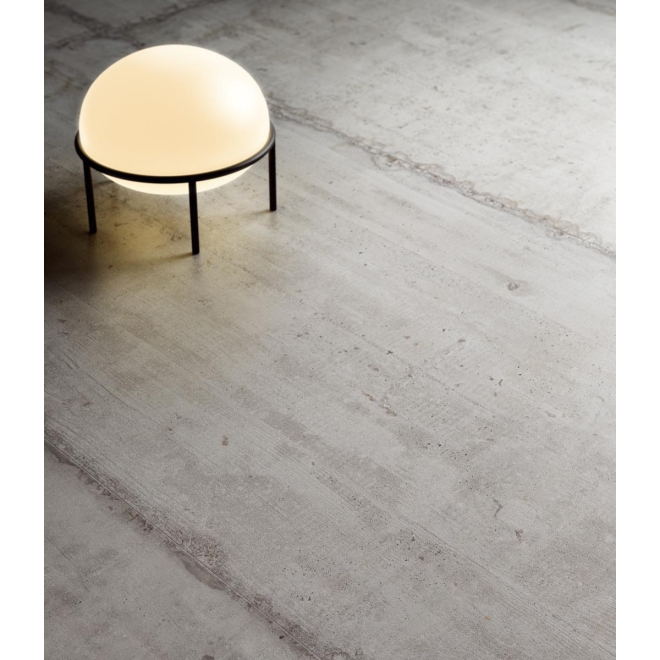 Fliese Sant Agostino Form in der Farbe Cement verlegt unter einer Lampe