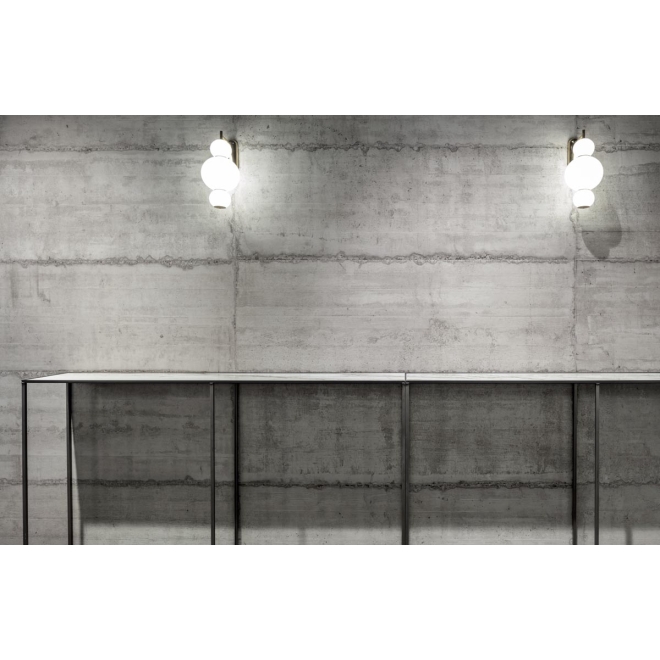 Fliese Sant Agostino Form in der Farbe Cement verlegt hinter Tischen und Lampen