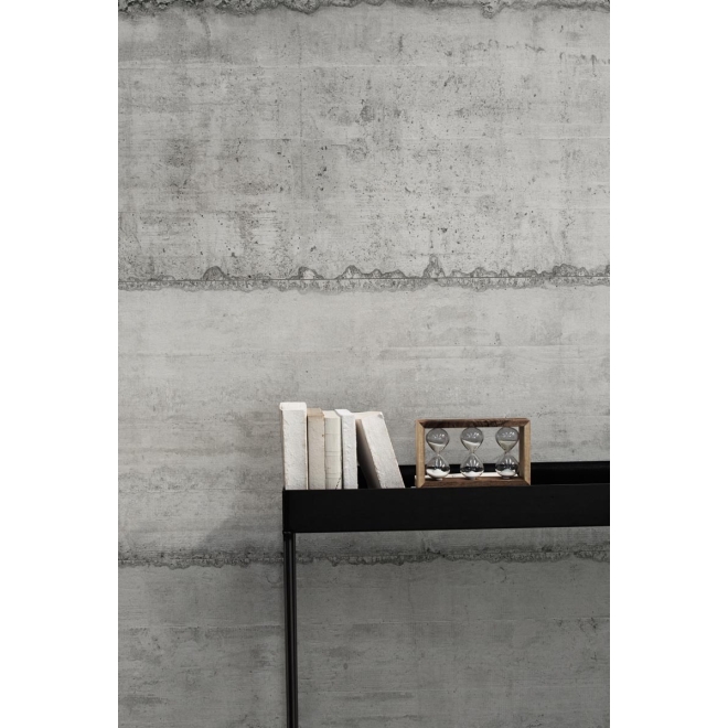 Fliese Sant Agostino Form in der Farbe Cement verlegt hinter einer Kommode mit Büchern