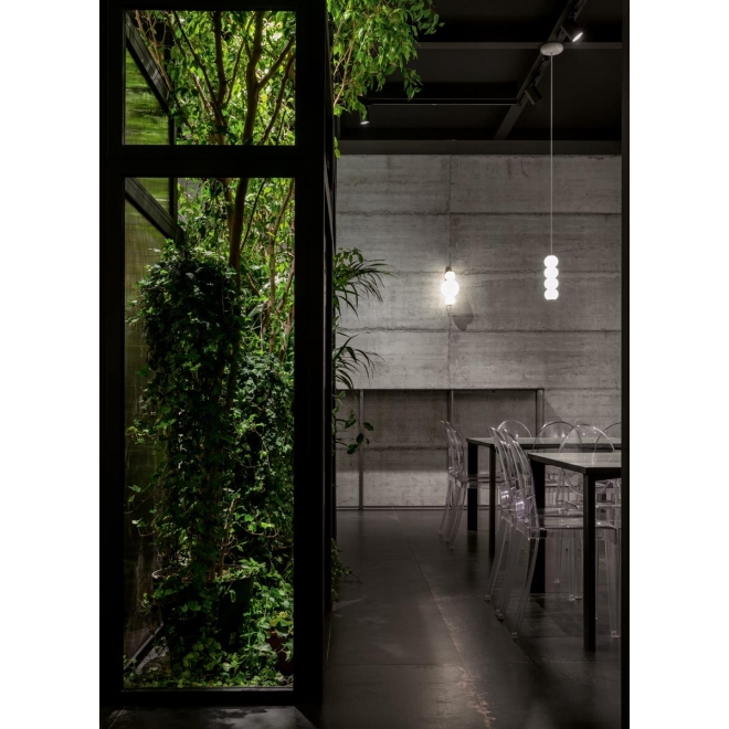 Fliese Sant Agostino Form in der Farbe Grey verlegt in einer Botanikausstellung