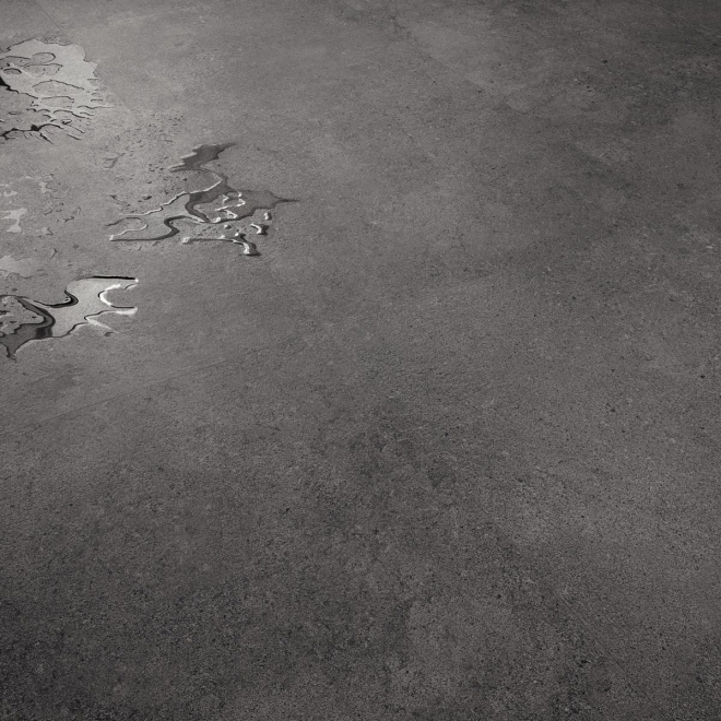 Fliese Sant Agostino Highstone in der Farbe Dark verlegt unter Wasserflecken