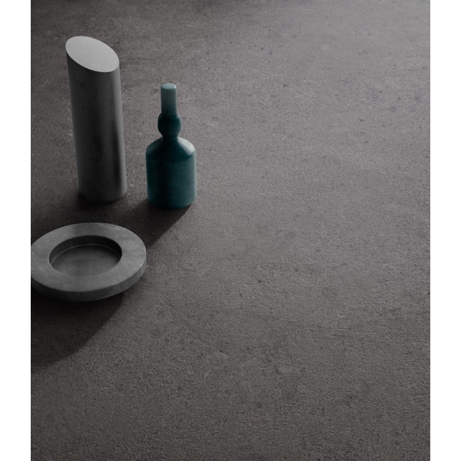 Fliese Sant Agostino Highstone in der Farbe Dark verlegt unter Dekorationen