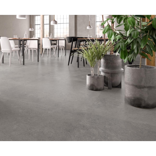 Fliese Sant Agostino Highstone in der Farbe Grey verlegt unter Pflanzen und Restauranttischen