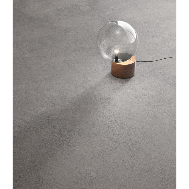 Fliese Sant Agostino Highstone in der Farbe Grey verlegt unter einer Glühlampe