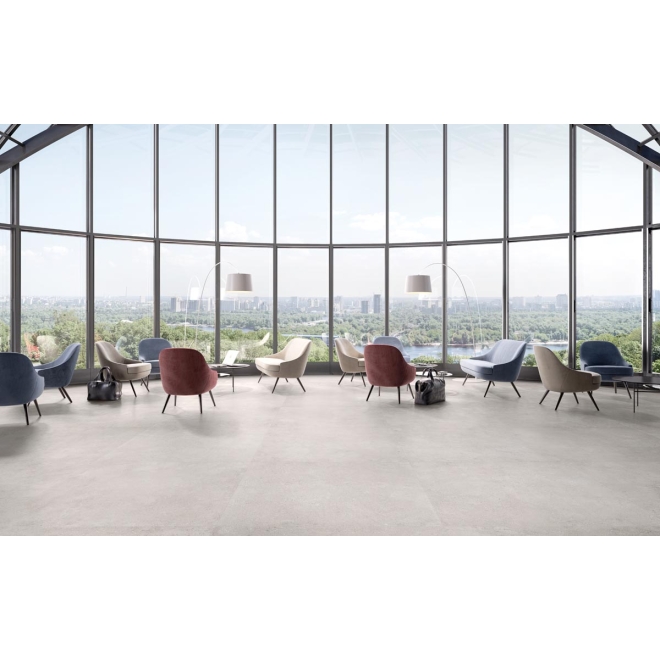 Fliese Sant Agostino Highstone in der Farbe Pearl verlegt vor einer Glasfront