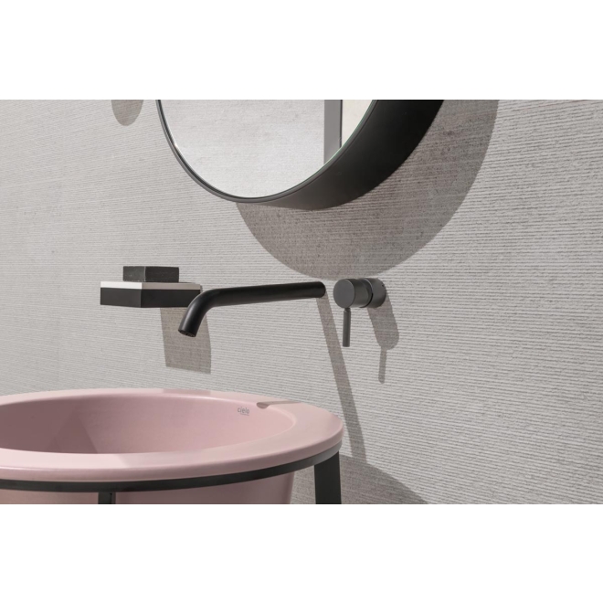 Fliese Sant Agostino Highstone in der Farbe Pearl verlegt an einem Waschbecken