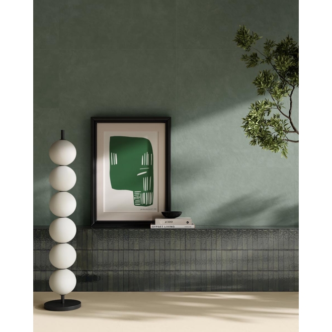 Fliese Sant Agostino Insideart Color in der Farbe Light verlegt vor einem Gemälde