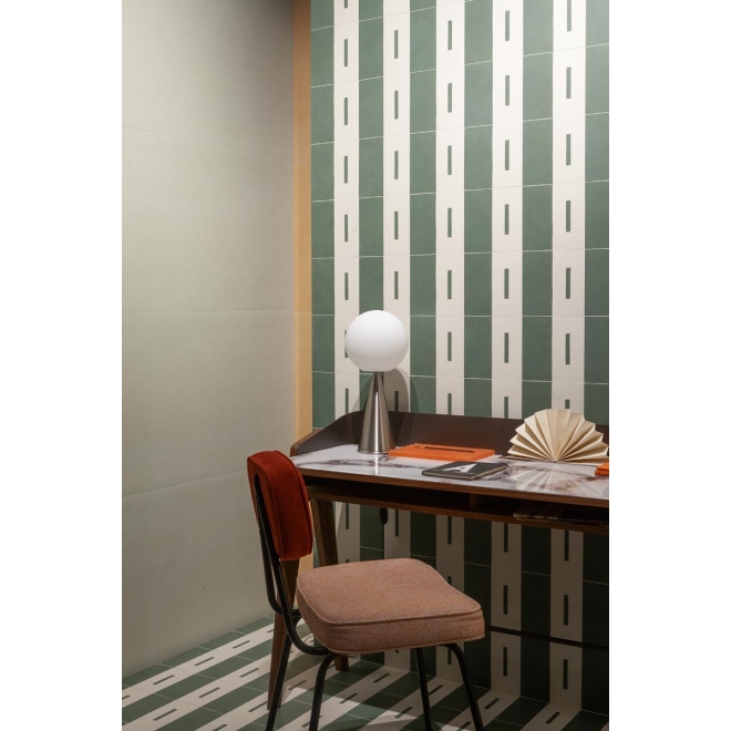 Fliese Sant Agostino Insideart Color in der Farbe Mint verlegt an einem Schreibtisch