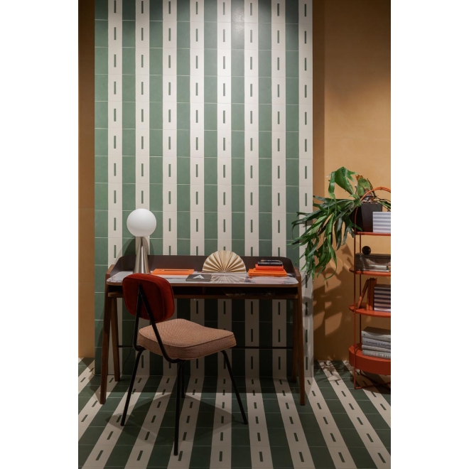 Fliese Sant Agostino Insideart Color in der Farbe Mint verlegt an einem Schreibtisch