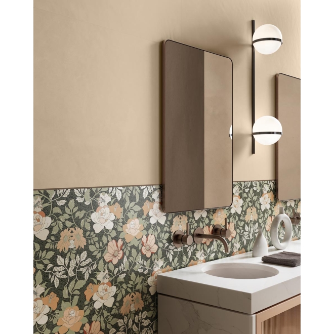 Fliese Sant Agostino Insideart Color in der Farbe Sand verlegt hinter einem Waschbecken und Spiegel