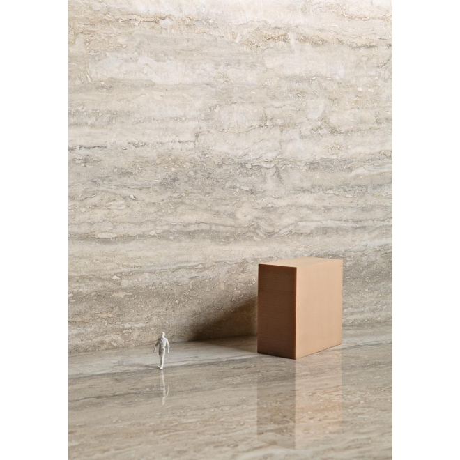 Fliese Sant Agostino Invictus in der Farbe Beige verlegt hinter einem Kasten und unter einer Miniatur Person