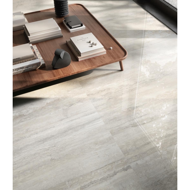 Fliese Sant Agostino Invictus in der Farbe Pearl verlegt unter einem Wohnzimmertisch
