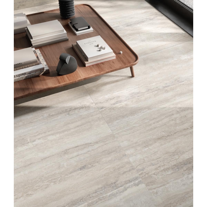 Fliese Sant Agostino Invictus in der Farbe Pearl verlegt unter einem Wohnzimmertisch