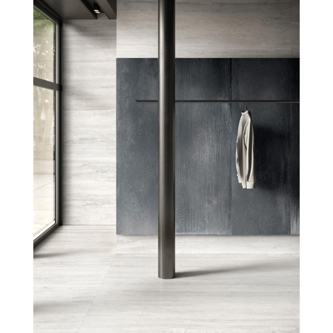 Fliese Sant Agostino Invictus in der Farbe White verlegt vor einer Kleiderstange