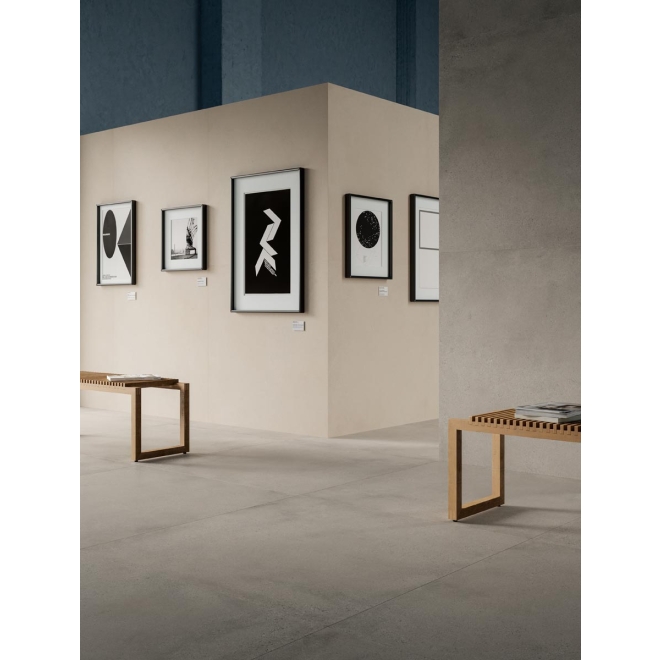 Fliese Sant Agostino Logico in der Farbe Cosmo Cement verlegt in einer Kunstaustellung