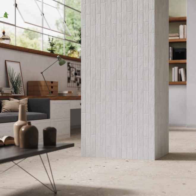 Bodenfliese Sant Agostino Logico in der Farbe Cosmo Pearl verlegt an einer Säule