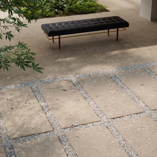Fliese Sant Agostino Logico in der Farbe Cosmo Sand verlegt unter einer Bank