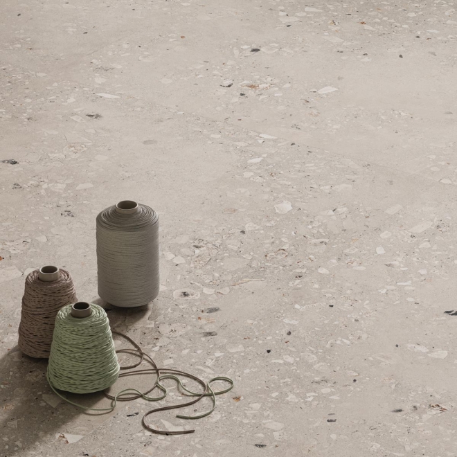 Fliese Sant Agostino Logico in der Farbe Pearl verlegt unter drei Fadenrollen